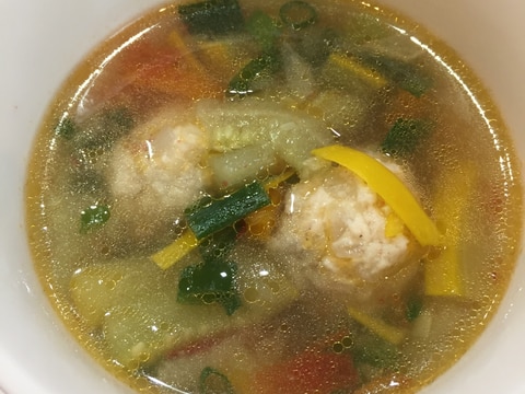 夏野菜たっぷり！鶏団子の中華風スープ